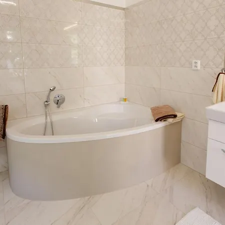 아파트 Whitehouse