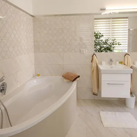 Апартаменты Whitehouse