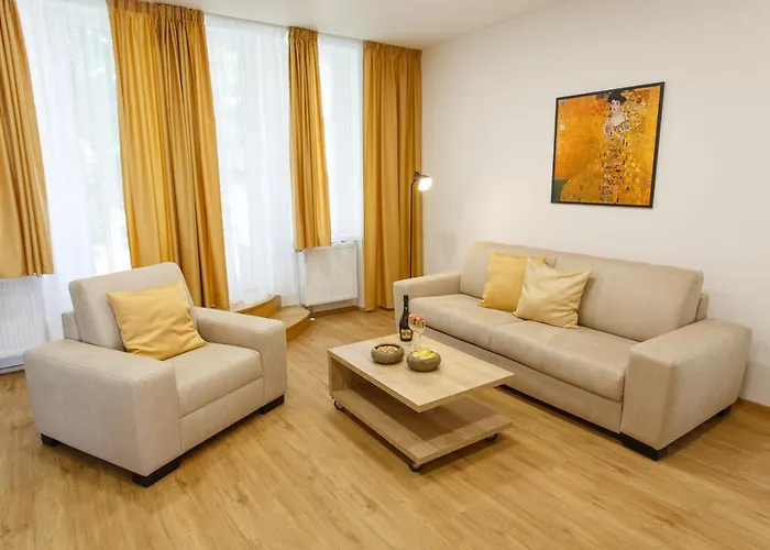 Whitehouse Apartment